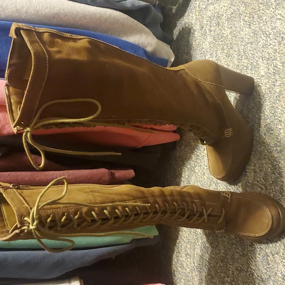 Brown tie up boots - Picture 2 of 4